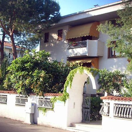 Hotel Bristol Pineto Bagian luar foto