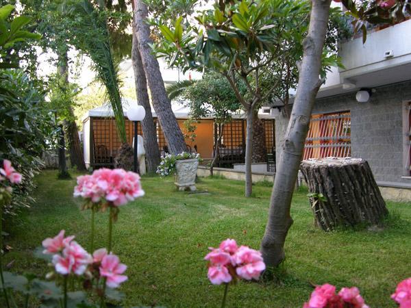 Hotel Bristol Pineto Bagian luar foto